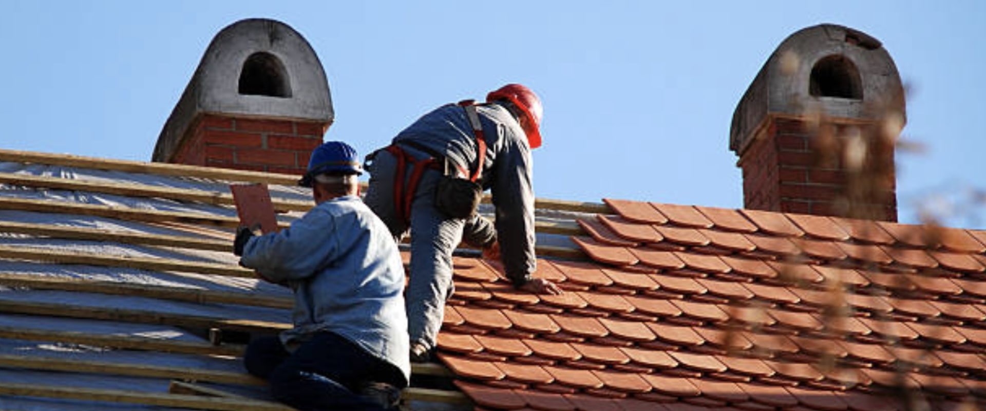 What are the pros and cons of being a roofer?